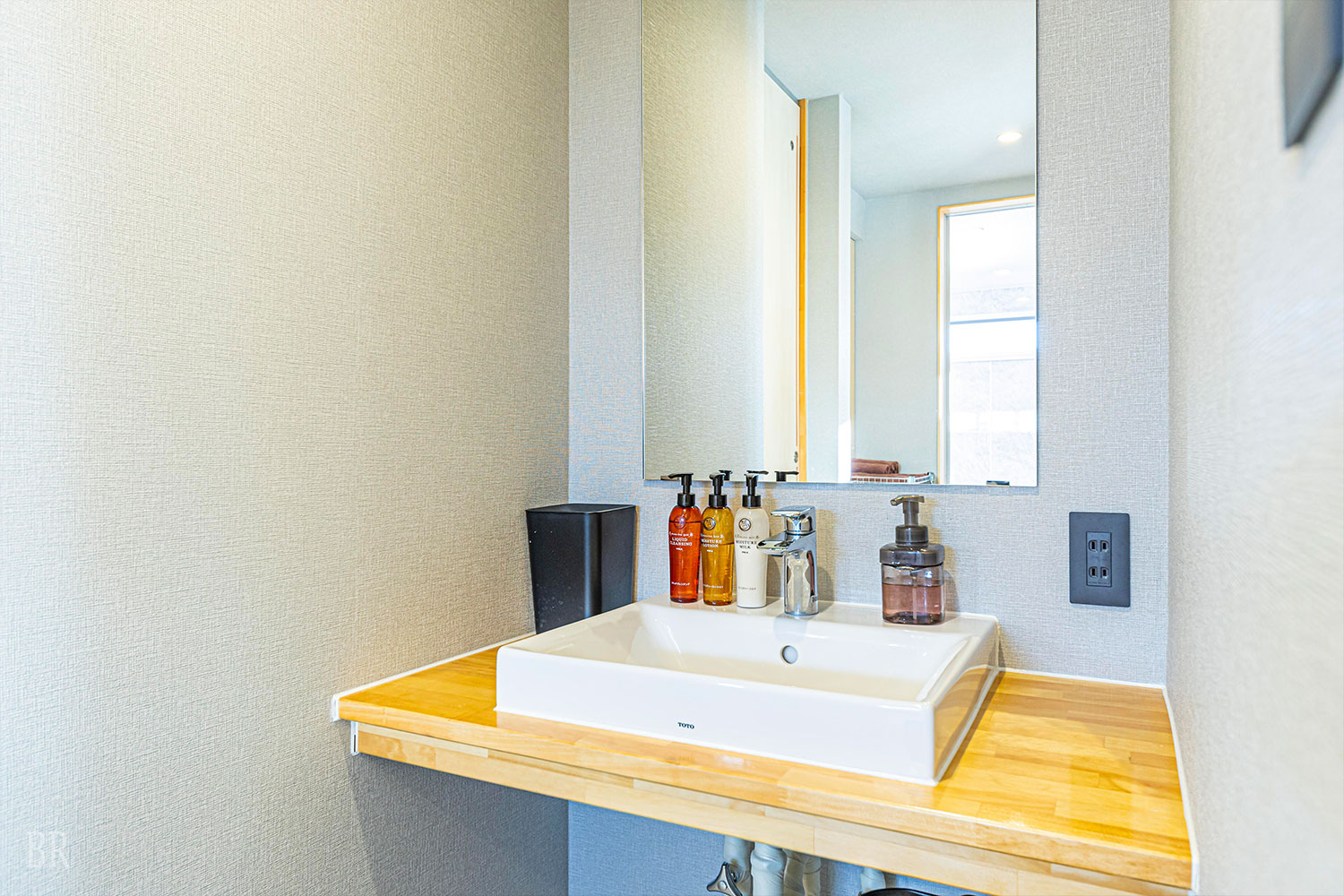 Private Glamping with Individual Showers, Toilets, and Dining Spaces in Every Unit