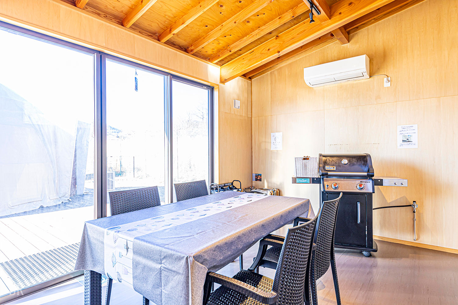 Private Glamping with Individual Showers, Toilets, and Dining Spaces in Every Unit