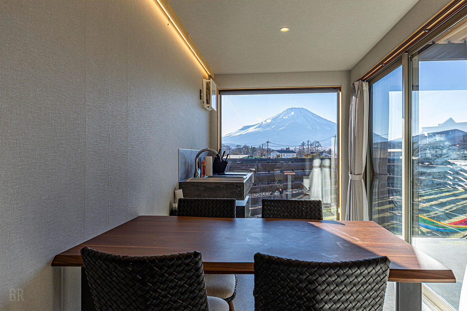Private Glamping with Individual Showers, Toilets, and Dining Spaces in Every Unit